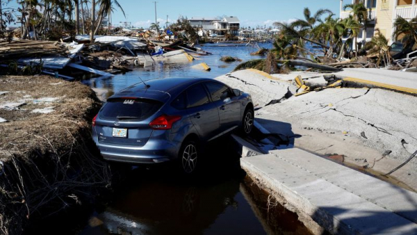 Huricane Ian car in ditch