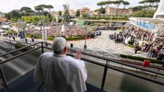 Pope Francis makes first public greeting and blessing from hospital