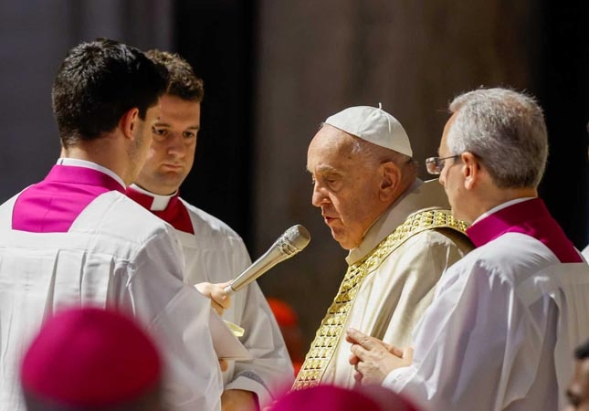 Pope Francis prays before formally delivering "Spes Non Confundit," 