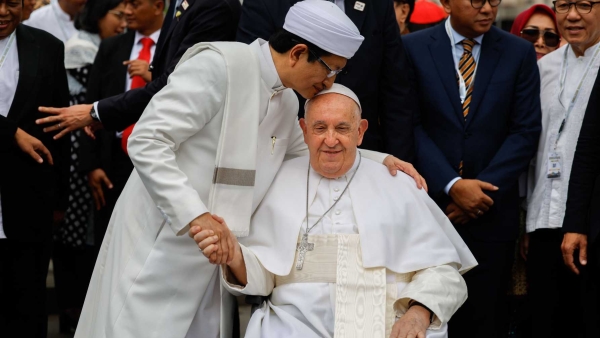 Nasaruddin Umar, grand imam kisses Pope Francis 