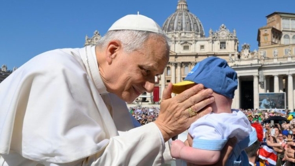 Pope Leo blessing a child  (ANSA)