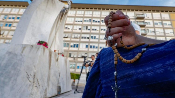 Outside Rome's Gemelli hospital (ANSA)